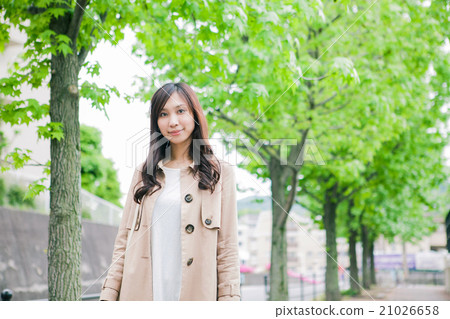 A woman in a trench coat 21026658