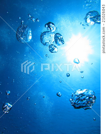 Scuba diving of respiratory bubbles looked up from the sea 21026843
