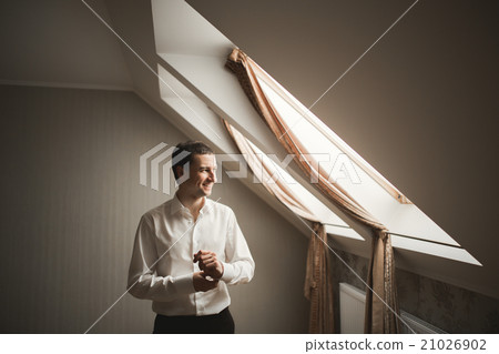 Luxury groom prepares for wedding in hotel Luxury groom prepares for wedding in hotel 21026902