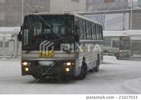 Towada Kanko Electric Railway Bus (Aomori Line via Michinoku) going in front of Aomori Station in winter 21027033