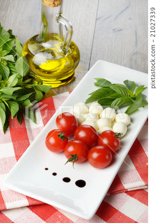 Caprese salad in shape of Italian flag Caprese salad in shape of Italian flag 21027339