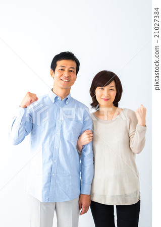 膽量擺在男性和女性朋友夫婦人人婦女人白色背景畫像後面拷貝空間 21027384