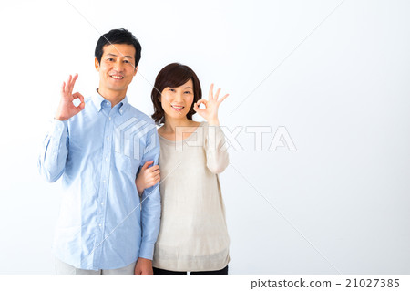 Okie姿勢男性和女性朋友夫婦人人婦女人白色背景畫像後面拷貝空間 21027385