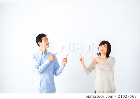 指向家庭朋友的男性和女性夫婦供以人員婦女人白色背景畫像後面拷貝空間 21027568