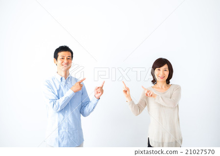 指向家庭朋友的男性和女性夫婦供以人員婦女人白色背景畫像後面拷貝空間 指向家庭朋友的男性和女性夫婦供以人員婦女人白色背景畫像後面拷貝空間 21027570