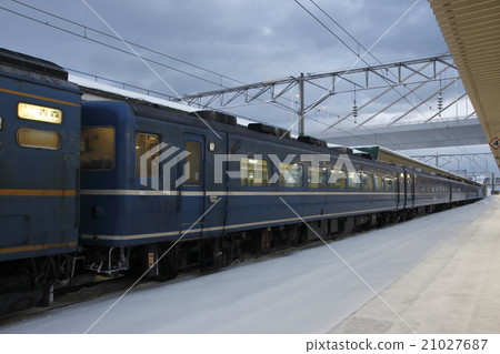 在冬天Hamanasu號碼（14系列乘用車）在青森站睡覺快車停止 21027687