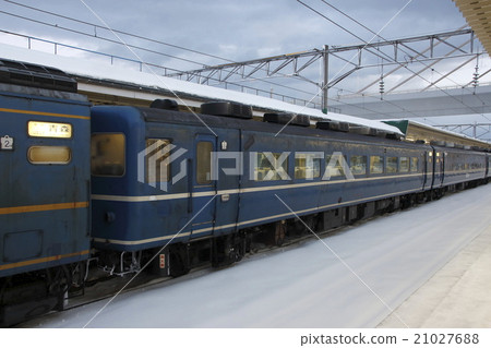 在冬天Hamanasu號碼(14系列乘用車)在青森站睡覺快車停止 在冬天Hamanasu號碼(14系列乘用車)在青森站睡覺快車停止 21027688