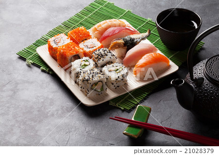 Set of sushi, maki and green tea Set of sushi, maki and green tea 21028379