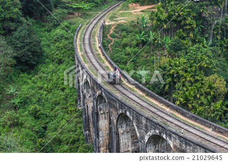 Nine arches bridge, Ella, Sri Lanka 21029645