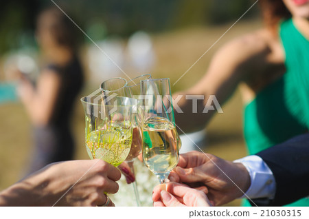Cheerful friends with glasses 21030315