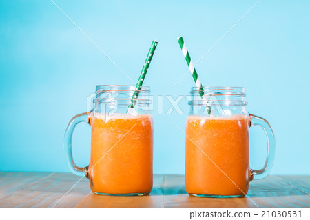 Carrot juice in masons jars 21030531
