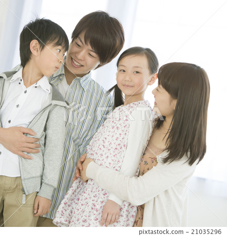 A smiling family 21035296
