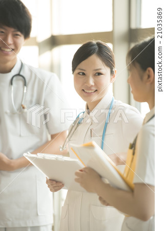 A nurse who consults 21035869