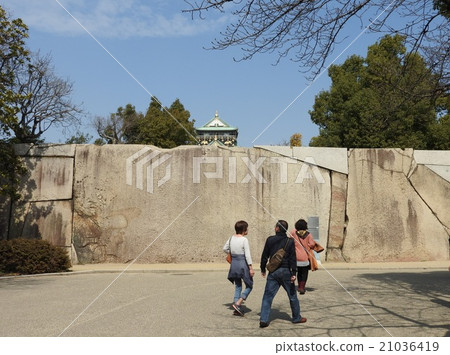 在大阪城公園內：在櫻花媽媽進入的地方觀看巨石“Octopite” 21036419