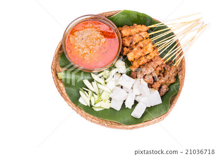 Barbecue satay served on traditional rattan plate 21036718