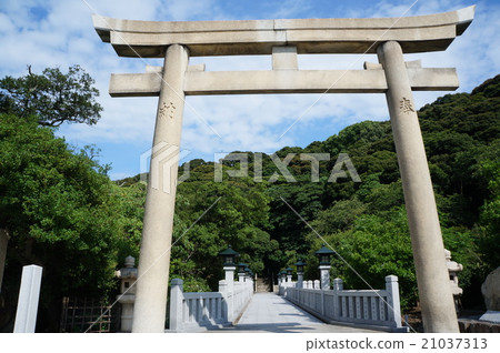 Shrine and green Shrine and green 21037313