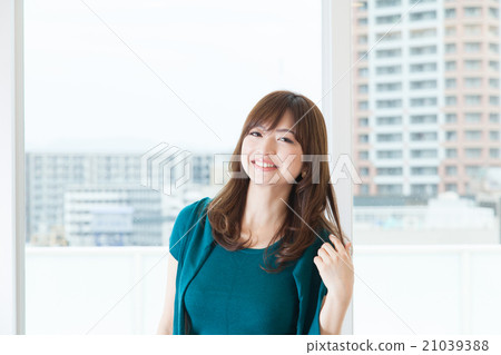 靠窗的女人 21039388