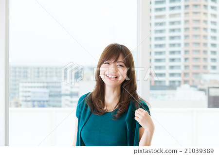 靠窗的女人 21039389