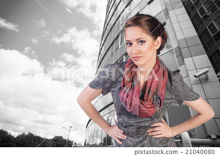 Portrait of beautiful young business woman 21040080