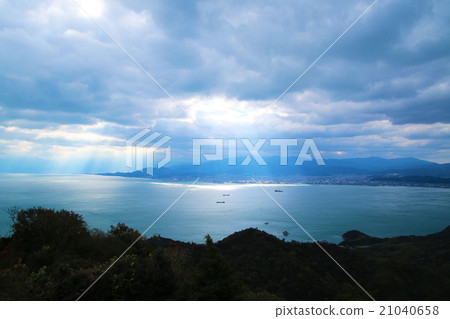 Seto Inland Sea where light enters (Kameotsan Observation Park) 21040658