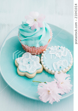 Decorated yellow cupcakes 21041014