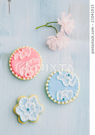 Decorated yellow cupcakes 21041015