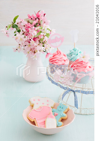 Decorated yellow cupcakes 21041016