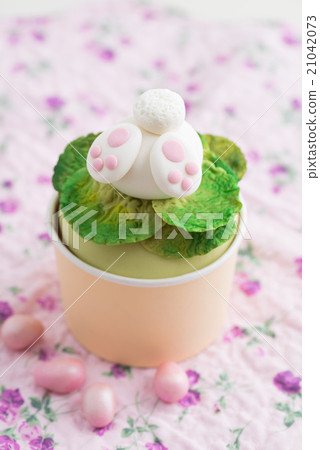 Easter bunny cupcake 21042073