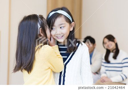 姐妹們談論耳語 21042464