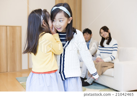 姐妹們談論耳語 21042465