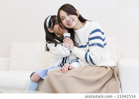 A daughter who is sneaking up to her mother 21042514