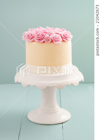 Cake with sugar roses 21042673
