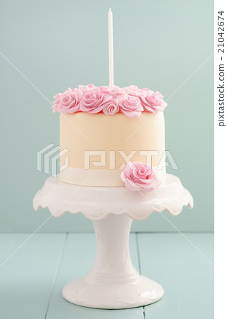 Cake with sugar roses Cake with sugar roses 21042674