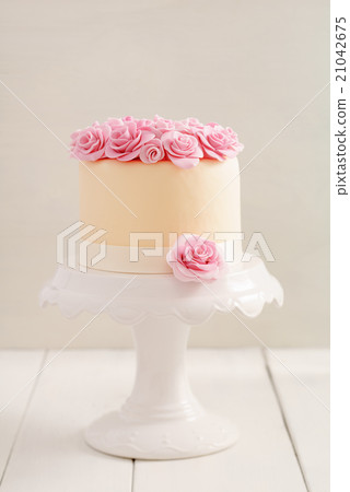 Cake with sugar roses 21042675