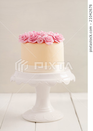 Cake with sugar roses Cake with sugar roses 21042676
