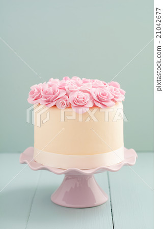 Cake with sugar roses 21042677