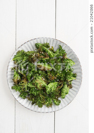 Kale chips with sea salt 21042866
