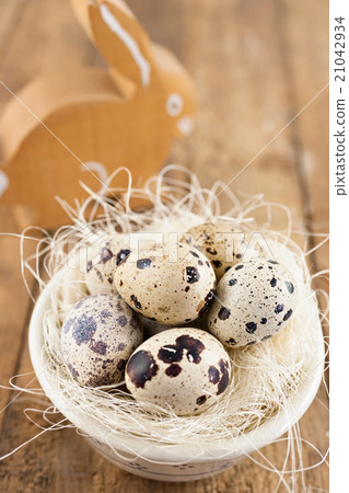 Quails eggs in a bowl 21042934