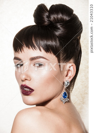 Closeup portrait of brunette with elegant makeup 21043310