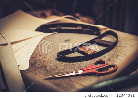 Shoemaker studio craft working desk. 21044081