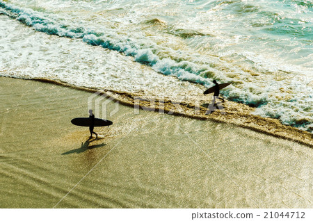 Two surfers 21044712