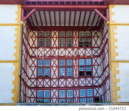 Building facade in Bayonne 21044715