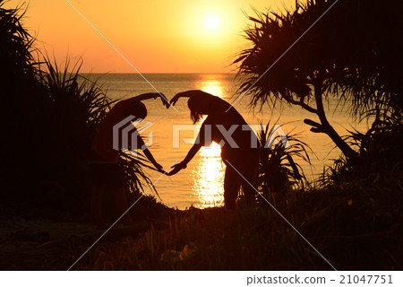 沖繩縣Keramaru手工製作心靈的兩個女人的剪影 21047751