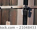 The door is locked on the lock 21048433