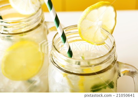 Homemade lemonade in mason jars 21050641