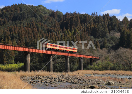 橫渡Kusu河的鐵路顏色 21054438