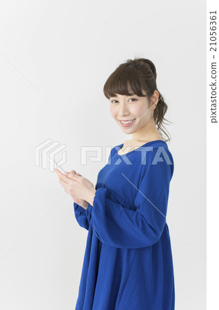 A young lady with a smartphone 21056361