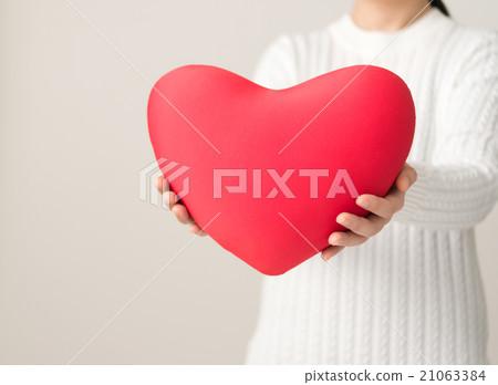 Woman heart 21063384