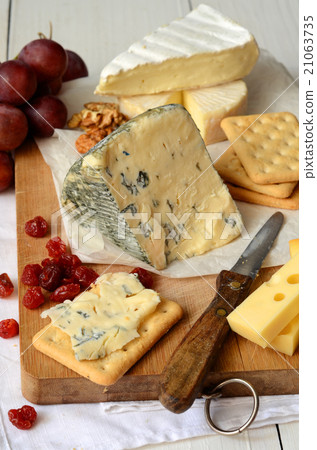 cheese and crackers 21063735