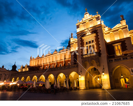 Cloth Hall or Sukiennice in Krakow by night Cloth Hall or Sukiennice in Krakow by night 21067685